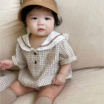 2023 Koreai nyári csecsemő fiúk Romper rajzfilm medve patchwork kockás jumpsuit gomb rövid ujjú kisfiú bodyk újszülöttnek