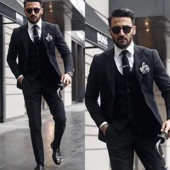 Klasszikus fekete férfi öltönyök Slim Fashion Peak hajtóka szilárd Smart Casual 3 részes készlet Hivatalos vőlegény esküvői szett Tuxedo (dzsek+mellény+nadrág)